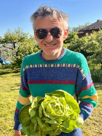 Dott. Kvido Sandroni — lektor a zakladatel školy, na zahradě